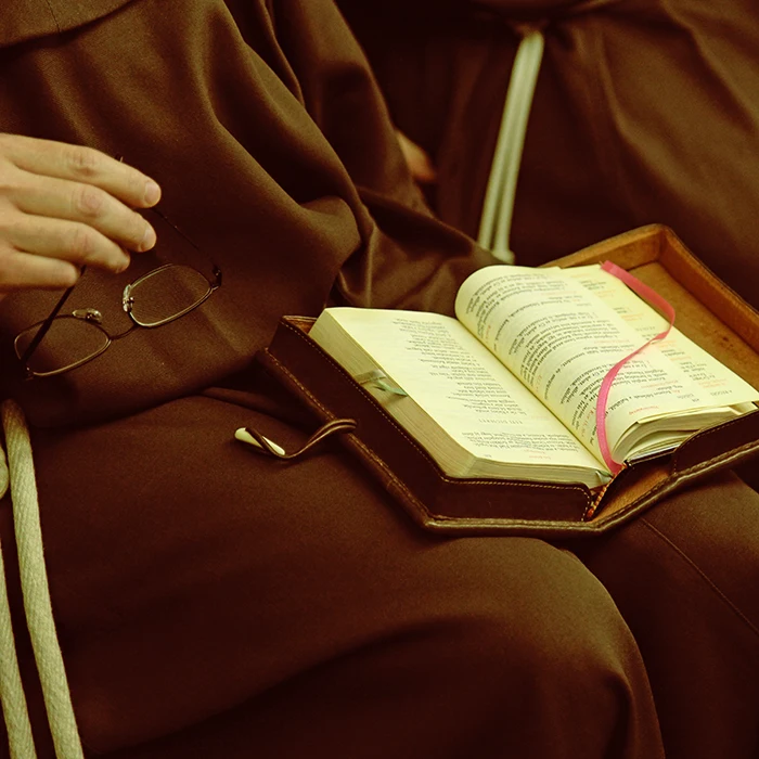 zsolozsmázó szerzetes